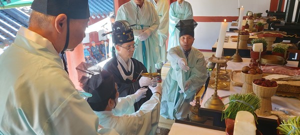  초헌관 이양호 고양경찰서장이 잔을 올리고 있다.