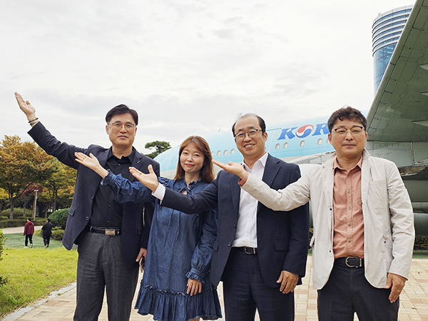 한국항공대가 올해 처음 주최하는 활주로 축제를 준비 중인 교직원들은 “국내 유일 항공우주종합대학답게 다른 축제에서는 접하기 힘든 다양한 체험프로그램을 준비했다”며 “경의중앙선 한국항공대역(옛 화전역) 2번 출구에서 2분이면 도착할 수 있고 축제 당일 교내에 무료주차도 가능하니 많은 시민이 참여하면 좋겠다”고 말했다. (사진 왼쪽부터) 윤광남 학생지원팀장, 송미경 인문자연학부 교수, 황완식 학생처장, 임웅성 평생교육원 팀장