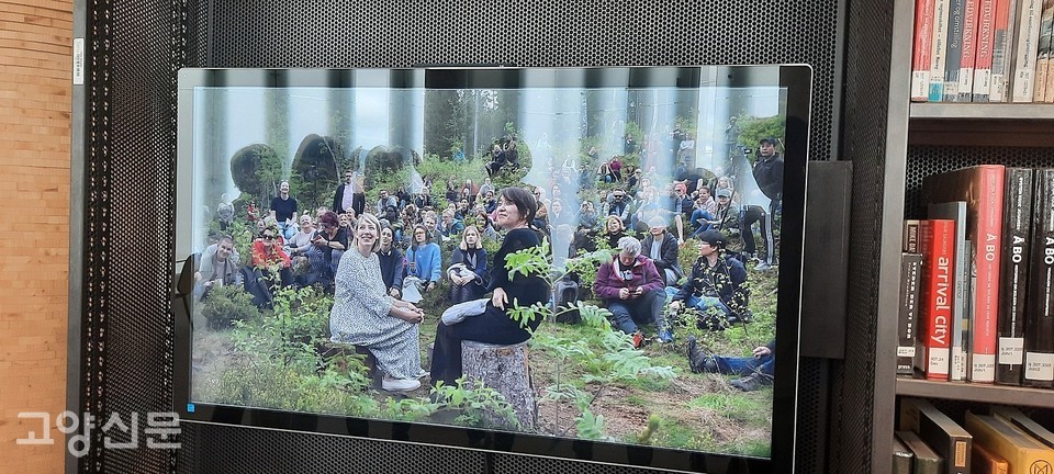 오슬로 미래도서관에는 100년 후 공개되는 한강작가의 작품 ‘사랑하는 아들에게’가 타임캡슐로 보관돼 있다. 2019년 한강 작가의 미래도서관숲 방문 행사 동영상 자료를 도서관에서 틀어주고 있다