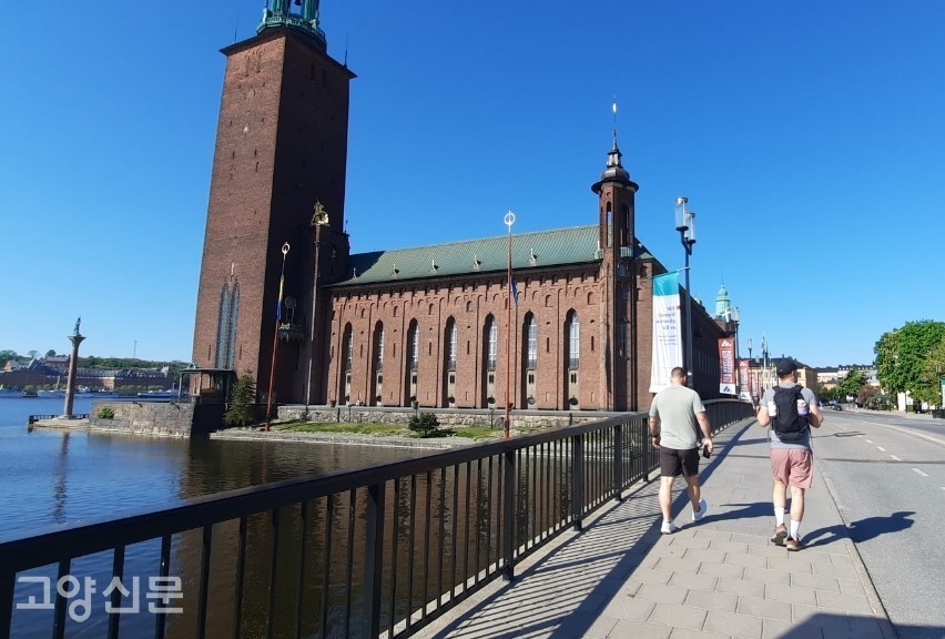 12월 10일, 한강 작가의 노벨문학상 연회가 열리는 스웨덴 스톡홀름 시청사.