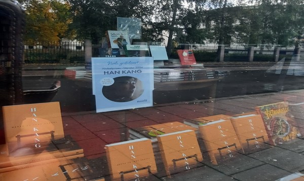 노르웨이 오슬로 왕궁 인근의 한 서점 쇼윈도우에 행인들이 볼 수 있게 한강 작가의 문학상 수상 소식 자료와 함께 작가의 책을 소개하고 있다.