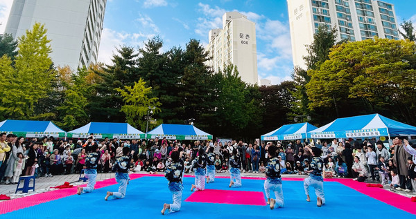 문촌7종합사회복지관 개관 29주년 마을축제가 300여 명의 주민과 자원봉사자들이 참여한 가운데 성대하게 열렸다.