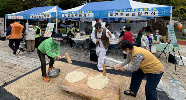 마을축제에서 떡메치기를 하는 주민들.