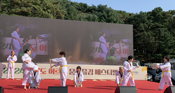 격파시범을 선보이는 청춘태권도 단원들.