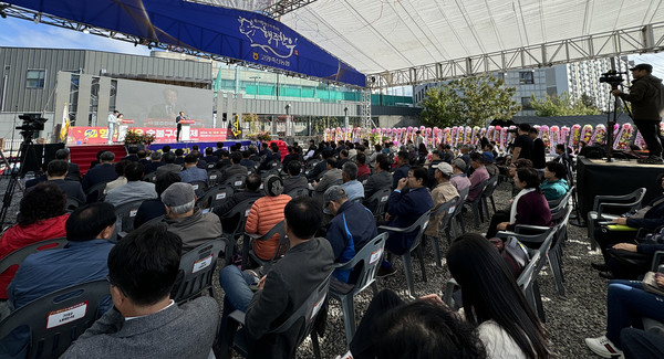 개막식에서 인사말을 전하는 유완식 조합장.