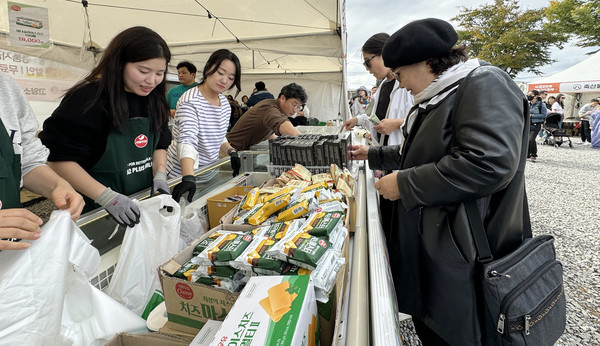 이날은 낙농업계와 양봉, 양계 등 다양한 지역축산물업계도 참여해 큰 인기를 끌었다.
