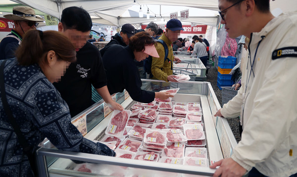 행주한우를 고르는 시민들. 이틀 축제기간 동안 많은 사람들이 찾았다.