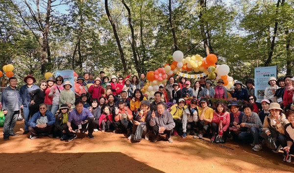  능곡동 주민 100여 명이 참여한 가운데 ‘제3회 능곡 Healing 한마음 걷기’가 있었다.