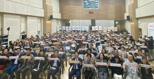 기념식에 함께한 내빈과 참석자들.
