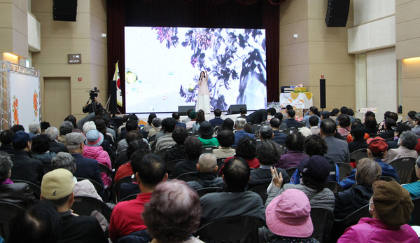 대화노인종합복지관 개관 10주년 기념식 참가자들이 공연을 즐기고 있다.