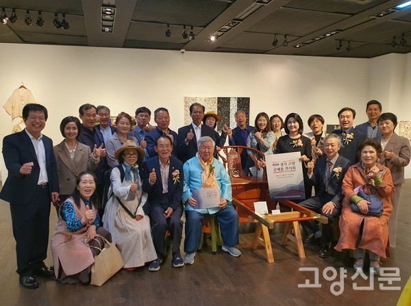 공예1번지 서울 인사동에서 처음 전시를 열고 참가자들이 기념사진을 찍었다.