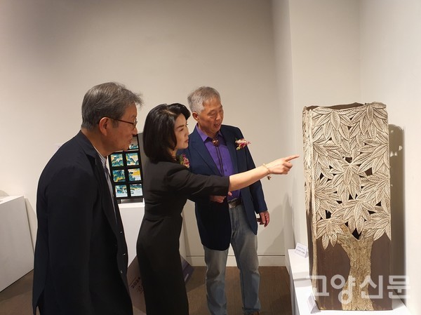 전진숙 이사장(가운데)이 참여작가의 작품 설명을 듣고 있다.