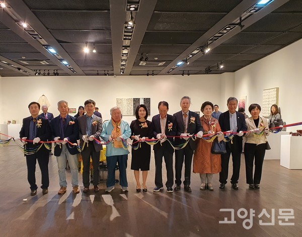 전시를 알리는 테이프 커팅식에 내빈들이 함께했다.