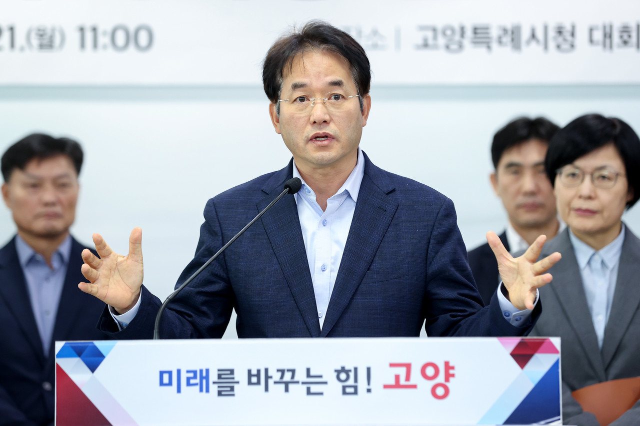 이동환 고양시장이 21일 기자회견을 열고 올해 고양시 제2회 추경예산안 심의에 대해 ‘칼질’이라는 표현을 사용하며 고양시의회를 비판했다.