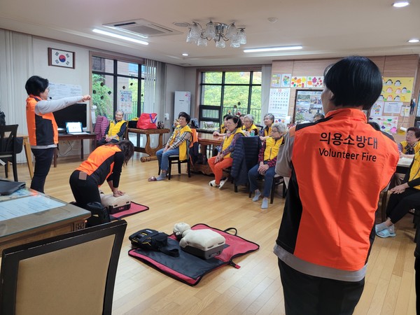 고양소방서 의용소방대원들이 어르신들을 대상으로 안전교육을 진행하고 있다.
