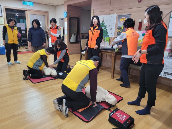   어르신자원봉사자들이 심폐소생술 실습을 하고 있다.