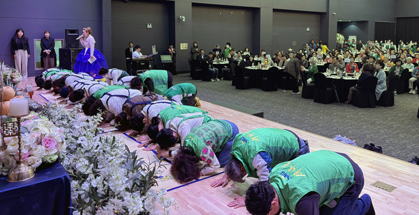 장수 어르신들에게 큰절을 올리는 고양시새마을회 관계자들.
