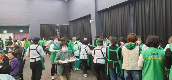 어르신 식사를 준비하는 새마을부녀회원들.