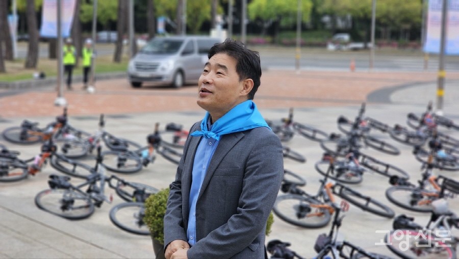 출정식에 참석해 격려 인사를 전한 김운남 고양시의회 의장. [사진제공=고양자전거학교]