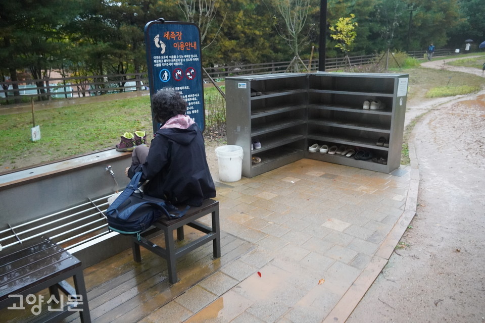 이번 황톳길 확장 공사로 안곡습지 인근 세족장이 추가됐다. 황톳길 이용객들의 비누사용이 계속되지만 이를 금지하는 표시가 현재는 없다. 