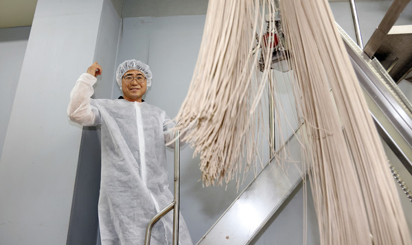 제조시설부터 판매장까지 그의 손이 닿지 않는 곳이 없다.