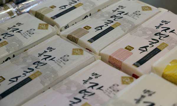 진성웰푸드의 병풍 자연국수.