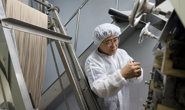 품질 좋은 제품을 만들기 위해 기계도 만져보고 면발을 위한 조율도 한다.