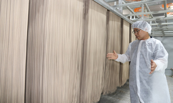 국수공장 건조시설에서 면의 상태를 둘러보는 김진 대표.