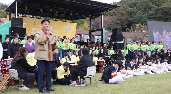 김봉환 홀트학교 교장이 모두의 하모니에 감사의 인사말을 전하고 있다.
