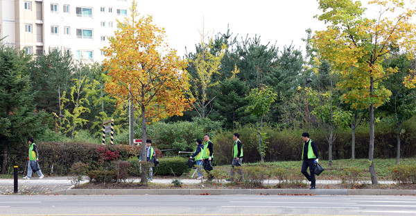 본점부터 삼송역인근까지 깨끗히 청소를 하고 있다.