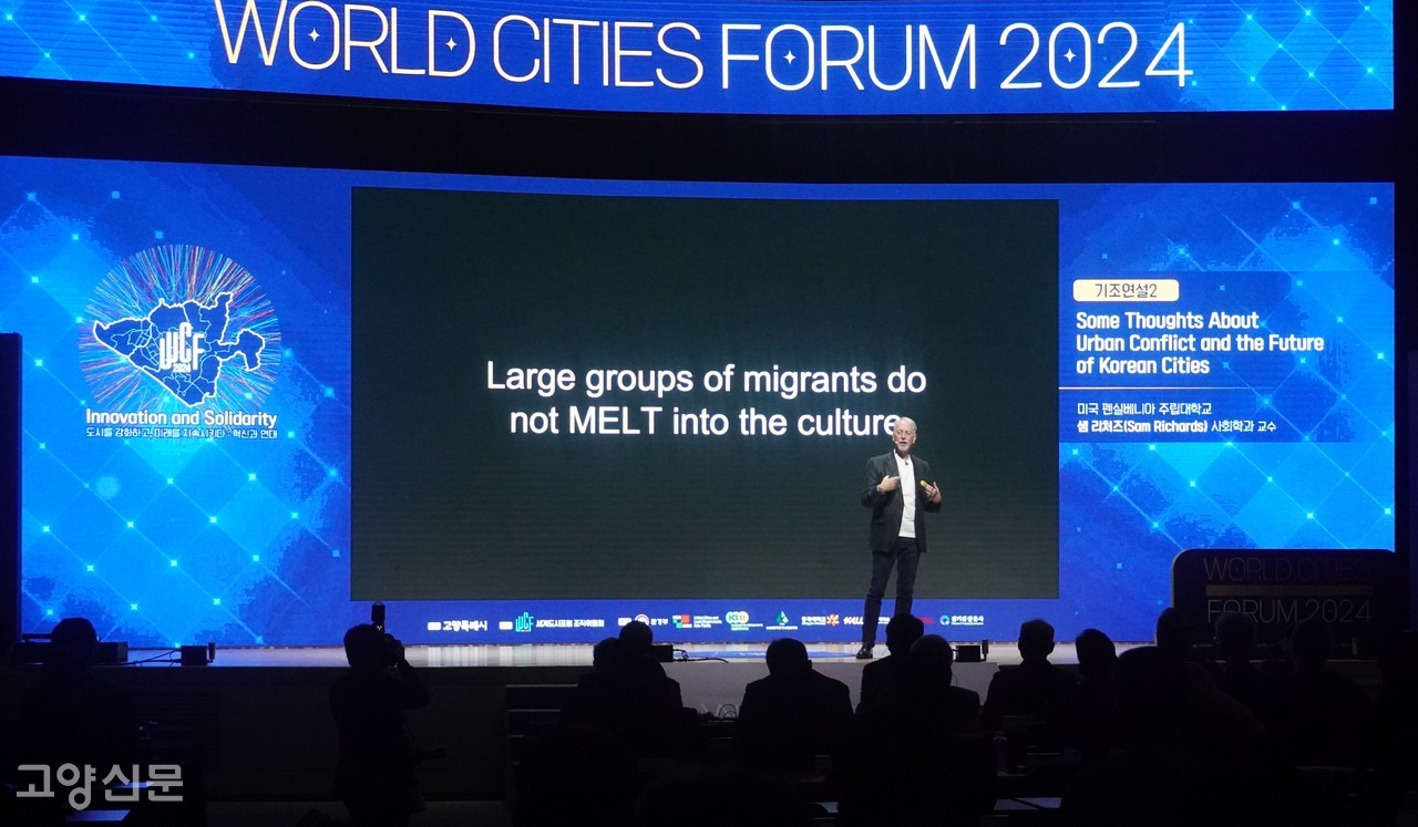 지난 30여년간 인종, 젠더, 문화 간 관계를 연구한 샘 리처즈 교수는 “한국에는 공동체 의식이 뿌리 깊게 자리 잡아 국가 위기 상황에는 공동의 이익을 추구하고 공공규칙을 따르는 비율이 다른 나라에 비해 높았다”고 설명했다.