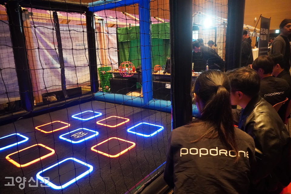 드론배틀 부스에서는 2명의 참가자가 각 드론을 조종해 빙고게임을 했다.