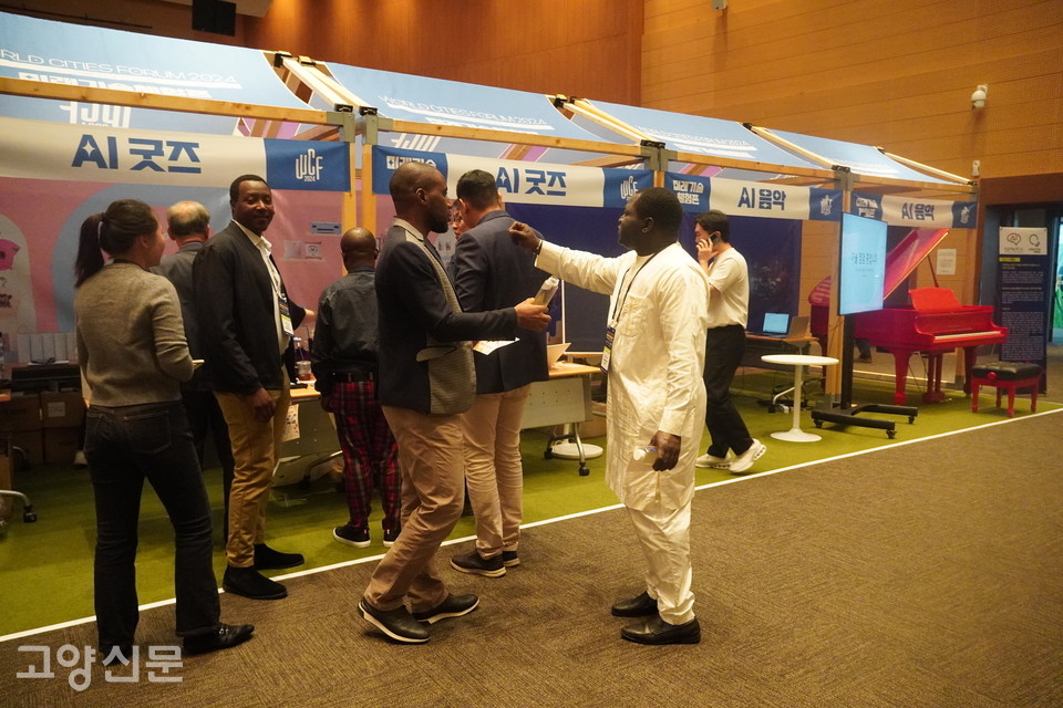 이날 포럼에 참가한 해외 발표자와 패널들도 흥미로운 표정으로 한국의 AI기술을 체험했다.