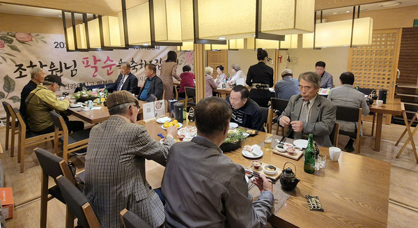 축하 행사에 참여한 원로조합원들.