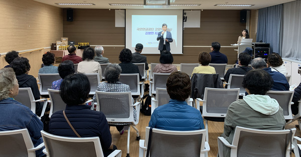 성과공유회에 참석해 교육을 받고 있는 참여자들.