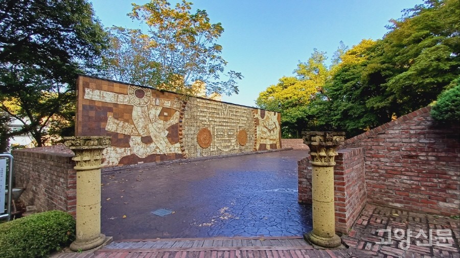 가장 안쪽에 숨어있는 마야벽화 광장. 