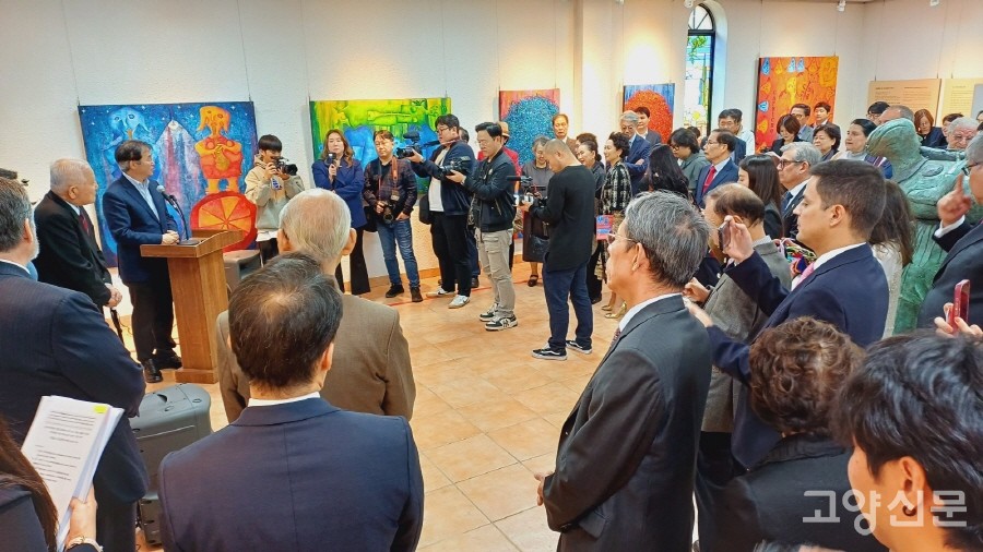 24일 열린 특별기획전 오프닝 행사에는 다수의 외국 공관장들을 비롯해 많은 내빈들이 참석해 성황을 이뤘다. 