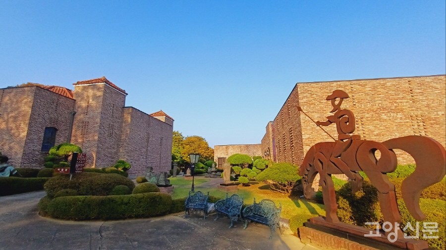 중남미박물관(왼쪽 건물)과 미술관.