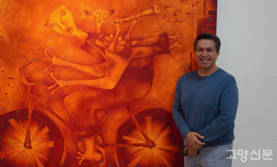 특별기획전의 주인공인 멕시코 화가 리노 차베즈.