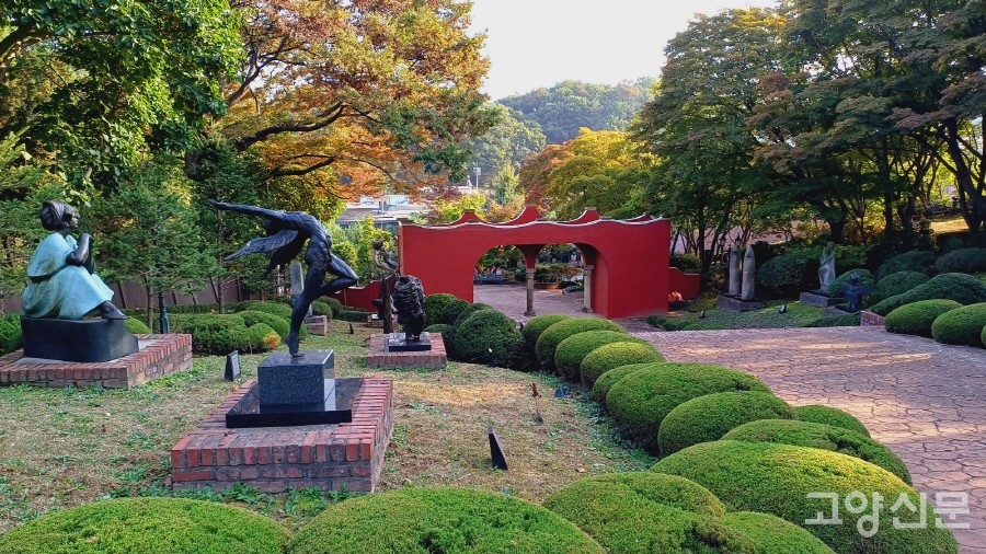 수목과 예술작품이 어우러진 야외 조각공원. 