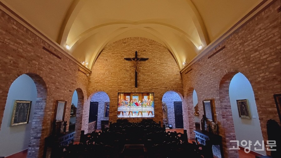 신비로운 분위기가 감도는 종교관 내부.