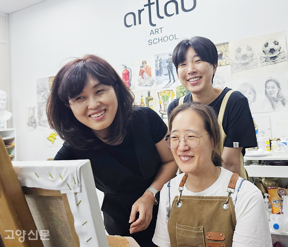 양명은 아트랩미술학원 원장은 “그림을 그리다 보면 모든 사물이 주위와 연계돼 존재한다는 것을 알게 되고, 자연스레 나 자신을 둘러싸고 있는 사람과의 관계의 중요성을 인식하게 된다”며 “미술을 통해 더 큰 부와 성공만을 좇는 삶을 살기 보다든 내 곁에 있는 행복이라는 파랑새를 찾을 수 있기를 바란다”고 말했다. 양명은 아트랩미술학원 원장(앞줄 왼쪽), 오윤씨(사진 뒷쪽)와 홍지니씨
