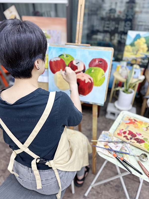 어머니의 요청으로 사과 그림을 그리고 있는 오윤씨. 