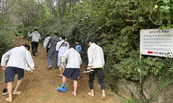 황토길 맨발 체험장을 걷고 있는 참여자들.