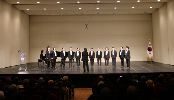 여는 공연으로 합창을 하고 있는 합창단이 