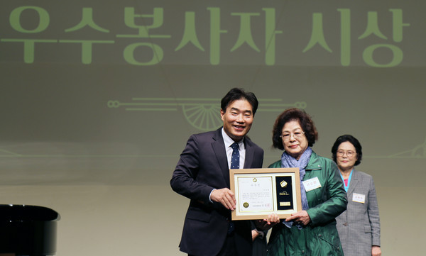 김운남 고양특례시의회 의장이 우수봉사자 시상(시의장상)을 하고 있다.