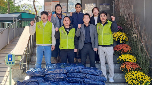 캥거루 봉사회가 취약계층을 위해 써 달라며 온열매트 30개를 고양동에 기탁했다. 