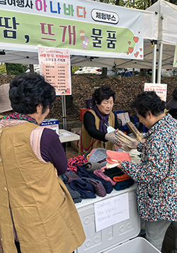 장터에서 한 주민이 물건을 구매하고 있다.