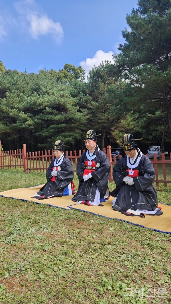 고릉제를 봉행하기 위해 무릎꿇고 앉은 헌관들(왼쪽부터 초헌관 김미수 위원, 아헌관 김수훈 대표, 종헌관 왕규권 이사).