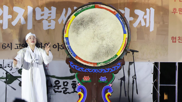 조경희 고양송포호미걸이보존회장이 문화제의 시작을 알리며 공연하고 있다.